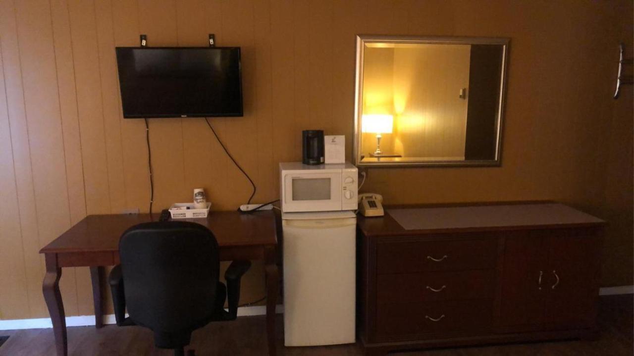 Moose Motel Smooth Rock Falls Екстер'єр фото